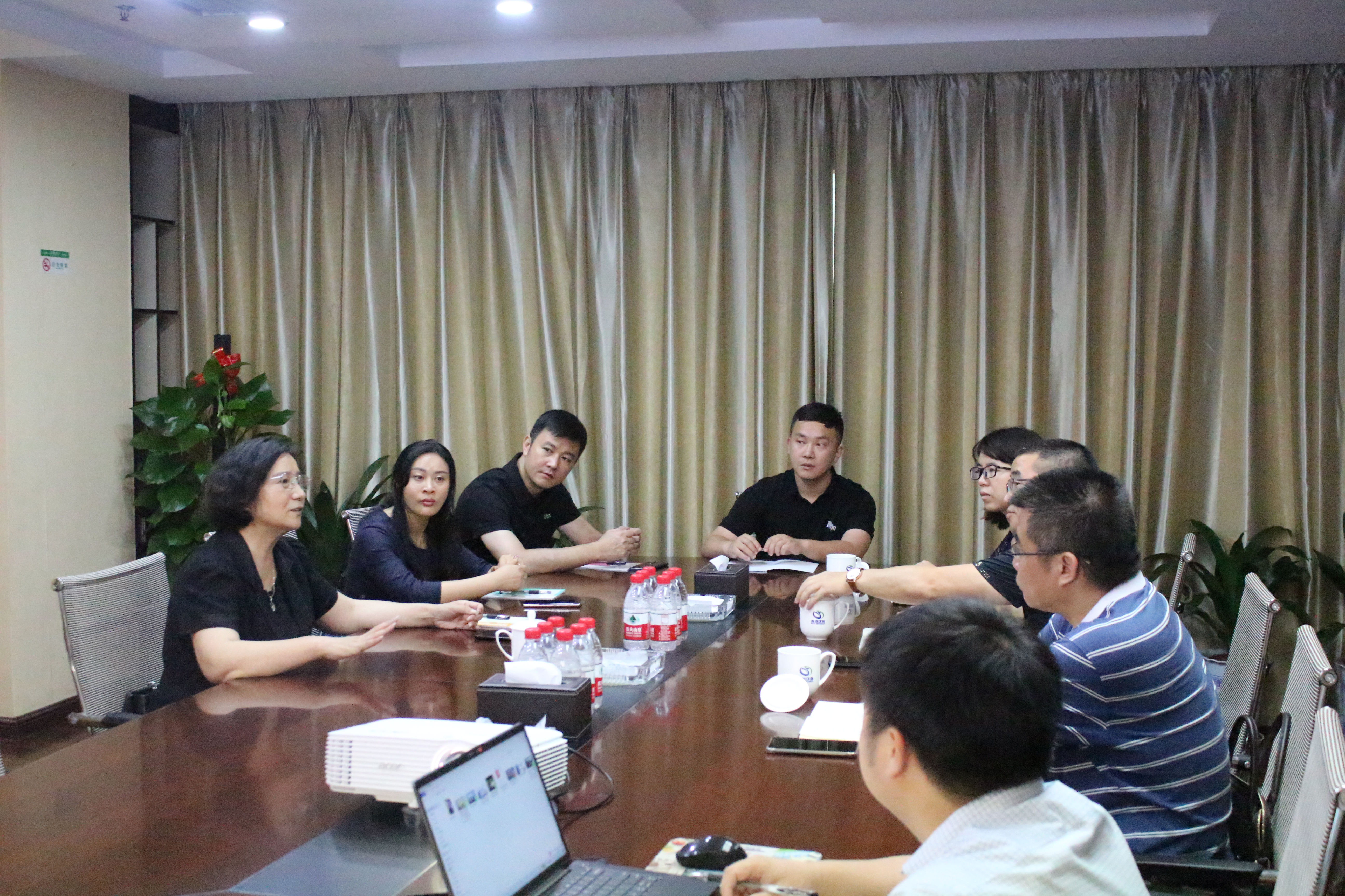 贛州市統(tǒng)戰(zhàn)部副部長、市工商聯(lián)黨組書記楊小妹蒞臨挺進環(huán)保調(diào)研